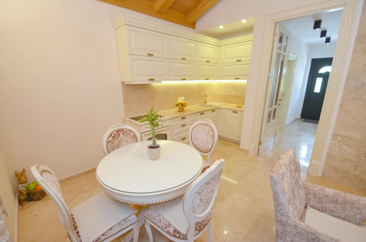 Leut Stone Residence Tivat Exterior foto